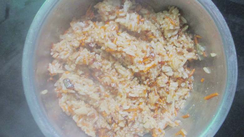 烧麦, 最后将炒好的馅儿跟煮好的糯米饭混合，用勺子搅拌均匀。