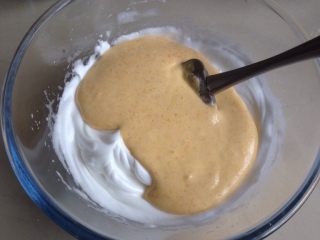 南瓜戚风蛋糕,再倒回到剩余的蛋白霜里，以同样的手法拌匀