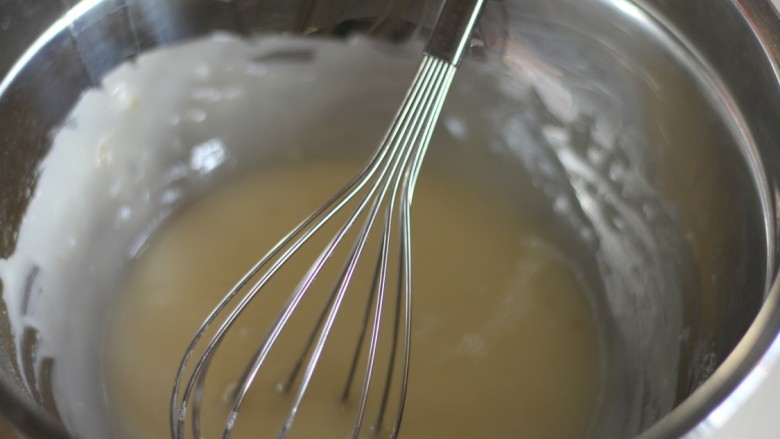 中式点心:传统桃酥,用蛋抽搅拌均匀。