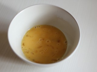 中式点心:传统桃酥,鸡蛋打散。