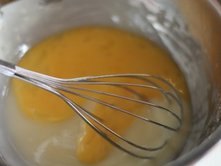中式点心:传统桃酥,4/5的蛋液倒入花生油中。