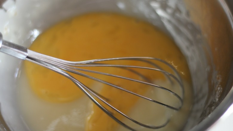 中式点心:传统桃酥,4/5的蛋液倒入花生油中。