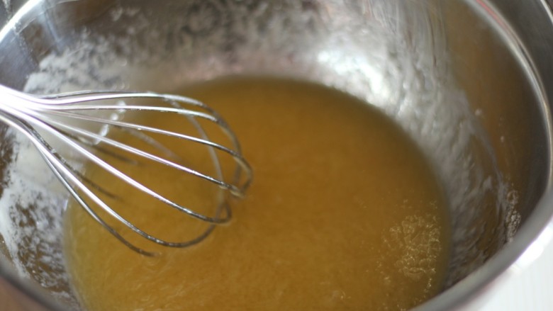 中式点心:传统桃酥,用蛋抽搅拌均匀。