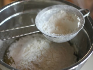 中式点心:传统桃酥,筛入低筋面粉。