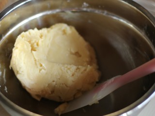 中式点心:传统桃酥,用刮刀翻拌至无干粉状态。