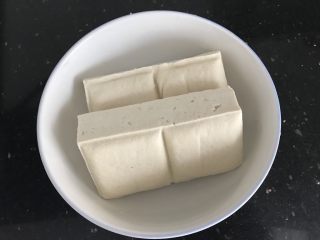脆皮豆腐～苹果酱版,豆腐2块，买的老豆腐，这种易煎不易碎