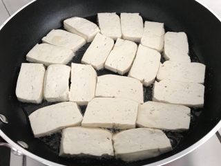 脆皮豆腐～苹果酱版,豆腐码进锅里中火慢煎