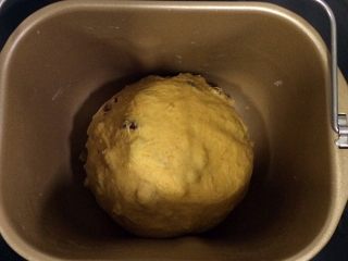 南瓜软欧包,用手将面团收至表面光滑，将坚果和果干完全包裹在面团里面，然后放在面包机内发酵。