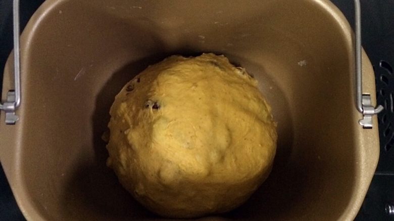 南瓜软欧包,用手将面团收至表面光滑，将坚果和果干完全包裹在面团里面，然后放在面包机内发酵。