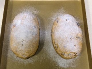 南瓜软欧包,面包约发至两倍大时取出，在面包表面筛上一层薄薄的高筋面粉。