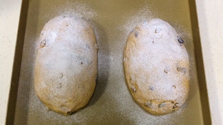 南瓜软欧包,面包约发至两倍大时取出，在面包表面筛上一层薄薄的高筋面粉。
