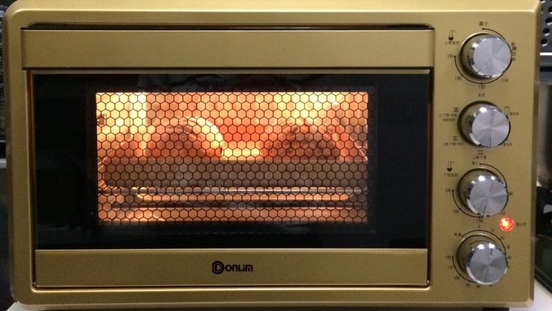 南瓜软欧包,放入预热的烤箱中下层，上火175度，下火160度，约烤18分钟。待面包表面上色后盖上锡纸防止颜色过深。（请按各自烤箱情况调整烘烤温度和时间）