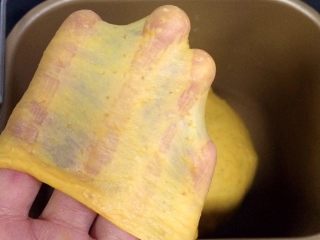 南瓜软欧包,揉面约30分钟左右，可以拉出薄膜，呈扩展阶段。