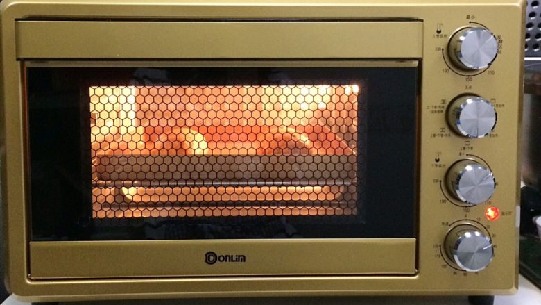 南瓜软欧包,把面包放入烤箱内进行二发，开启烤箱发酵功能，可设定发酵温度35度，放碗温水增加湿度。