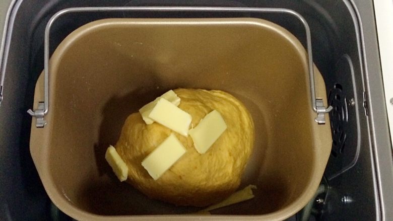 南瓜软欧包,揉至10分钟面团成型，加入黄油。