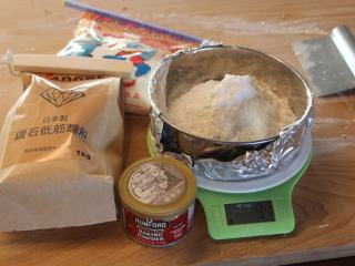 甘酒烤饼,将低筋面粉、米粉、泡打粉、盐放在一起混匀。