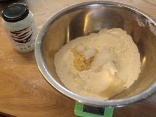 甘酒烤饼,放入椰子油、豆浆、蜂蜜和糖。