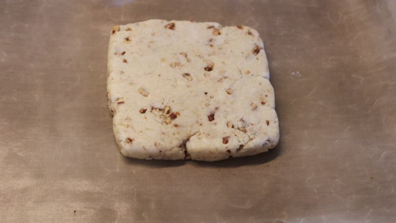 甘酒烤饼,将面团整形成约1公分高的四方面团。
