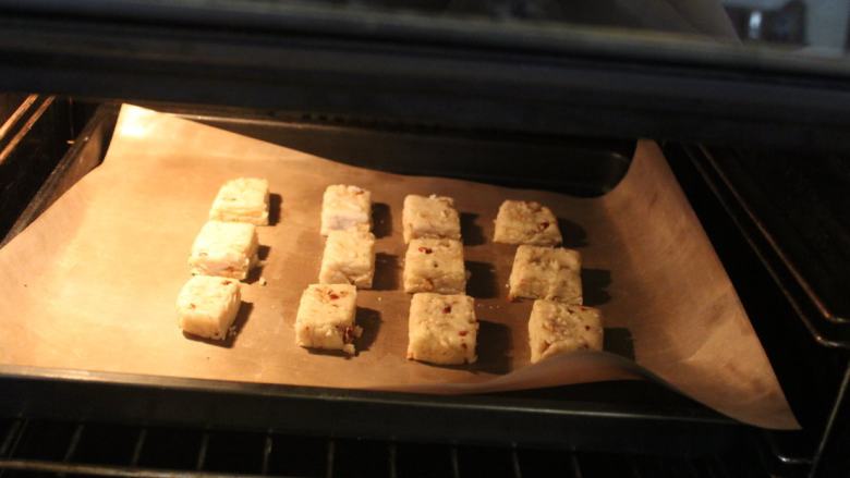 甘酒烤饼,预热好烤箱，以180℃烤16-18分钟，直到表面稍稍金黄变色。