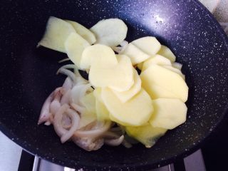 外婆的碗，我的菜—洋葱炒土豆,下土豆，继续大火煸炒。
