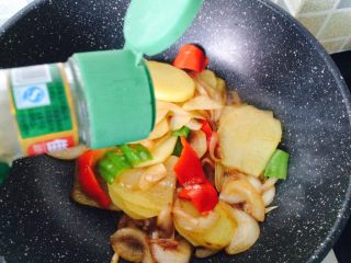 外婆的碗，我的菜—洋葱炒土豆,放适量白胡椒，炒到断生。