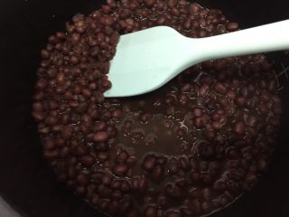 红豆紫薯丸子糖水,红豆煮好了