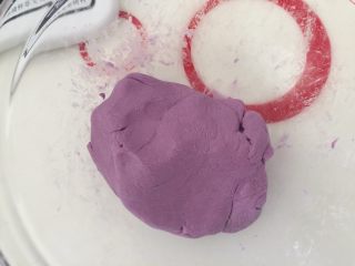 红豆紫薯丸子糖水,加入开水揉成团