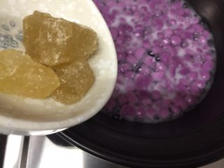 红豆紫薯丸子糖水,锅里倒入一碗水，烧开后放入丸子，丸子熟后会飘起来，放入冰糖