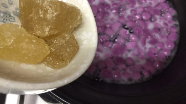 红豆紫薯丸子糖水,锅里倒入一碗水，烧开后放入丸子，丸子熟后会飘起来，放入冰糖