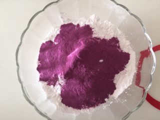 红豆紫薯丸子糖水,用一干净的大碗放入紫薯粉和糯米粉