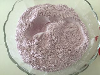 红豆紫薯丸子糖水,混合均匀