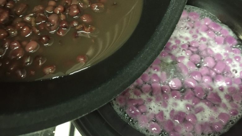 红豆紫薯丸子糖水,冰糖煮化后放入红豆（连水一起倒入），煮开就可以了～