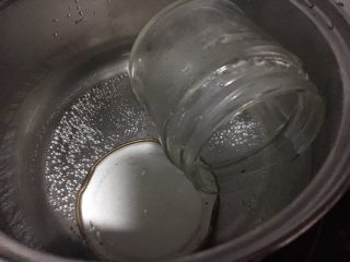 抹茶牛奶酱,玻璃瓶先开水煮沸消毒