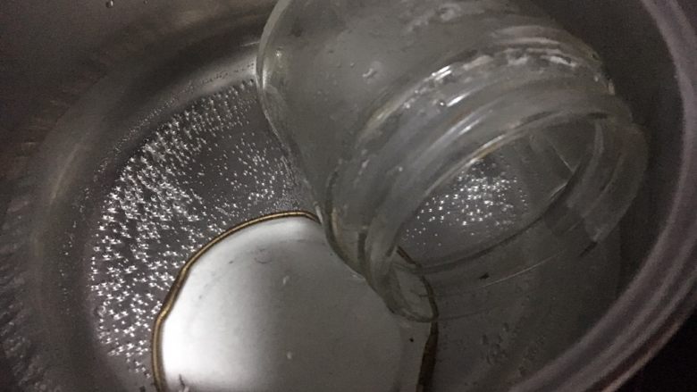 抹茶牛奶酱,玻璃瓶先开水煮沸消毒