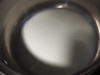 抹茶牛奶酱,先取50克牛奶略煮温热