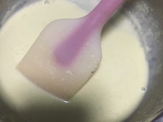 抹茶牛奶酱,一直耐心地搅拌，慢慢熬直到变得很浓稠的状态