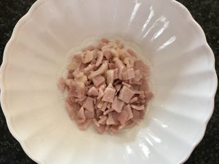 春泥趣一一豌豆包子汤,然后把培根切小粒。