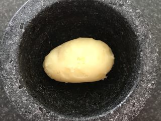 春泥趣一一豌豆包子汤,煮熟的土豆去皮放石舀中压成泥。