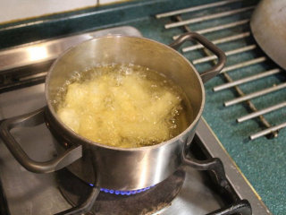 中式点心+乌鱼子炸年糕,炸油加热至中温，将包好的年糕下去炸约2分钟或到表皮略为金黄即可捞出滤油。