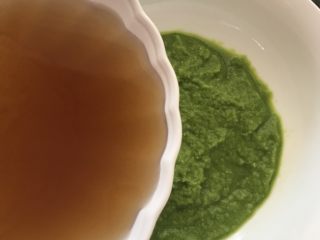 春泥趣一一豌豆包子汤,倒入高汤搅匀。