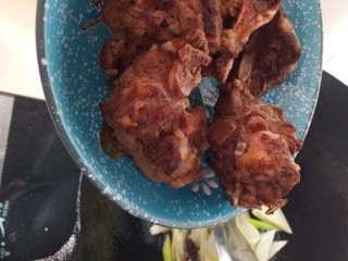 东北菜之脊骨炖豆角,倒入脊骨翻炒。炒出肥肉里的油脂，炖出来的菜才更好吃