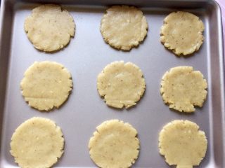 核桃酥～#中式点心#,把做好的核桃酥摆放在不粘烤盘里，如果不是不粘烤盘，记得要垫上油纸哦。
