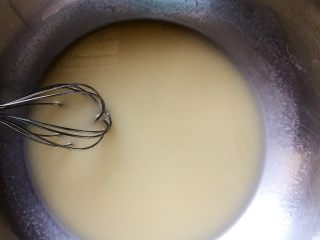 核桃酥～#中式点心#,用手动打蛋器搅拌均匀。