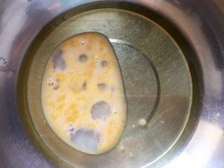 核桃酥～#中式点心#,玉米油倒入盆中，加入打散的鸡蛋液（留少许蛋黄液待会刷表面用）。