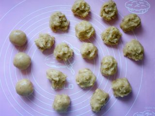 核桃酥～#中式点心#,把核桃酥面糊平均分成28克的小剂子。