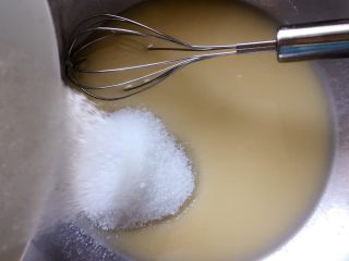 核桃酥～#中式点心#,加入绵白糖，搅拌均匀。