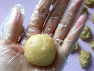 核桃酥～#中式点心#,取一小块面团在手掌心搓圆。