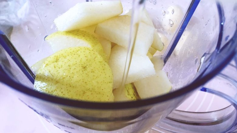 健康饮品之黄瓜雪梨汁,加入100ml的清水，最好用可直接喝的矿泉水