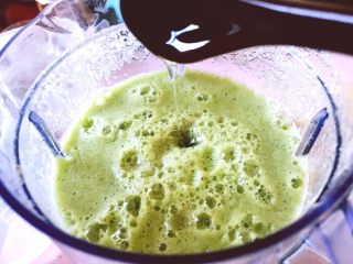 健康饮品之黄瓜雪梨汁,加入一勺蜂蜜后在加入剩下的黄瓜继续打汁