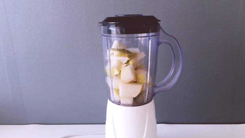 健康饮品之黄瓜雪梨汁,准备榨汁机，将放入榨汁机中